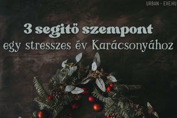 Stresszmentes karácsony. Egy sötét asztal karácsonyi koszorúval.